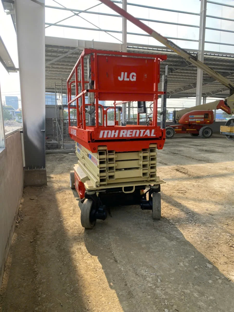 Xe nâng người JLG 3246ES tại địa điểm bàn giao cho Đại Hưng Phú ở Chơn Thành