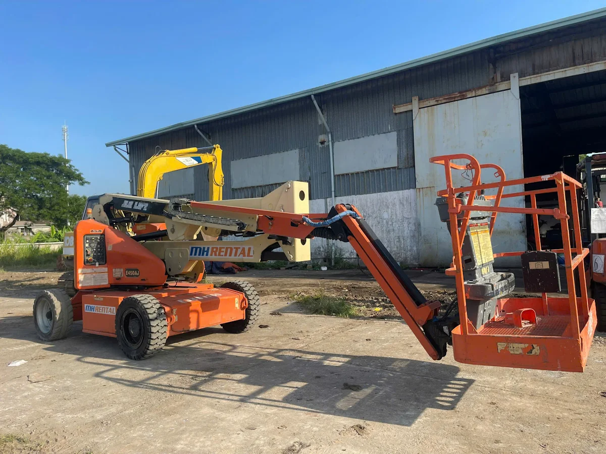 Xe nâng người JLG E450AJ mang nhận diện MH Rental trong hồ sơ bàn giao Mita