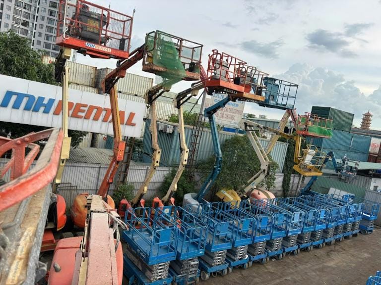 Xe cắt kéo và boom lift tại bãi MH Rental.