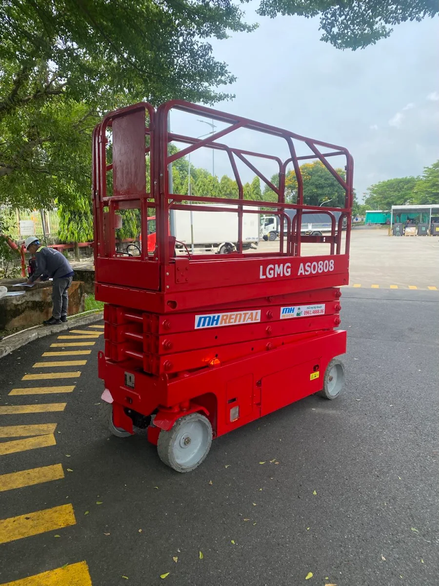 Góc nhìn tổng thể xe nâng người LGMG AS0808 bàn giao cho TNT Technology