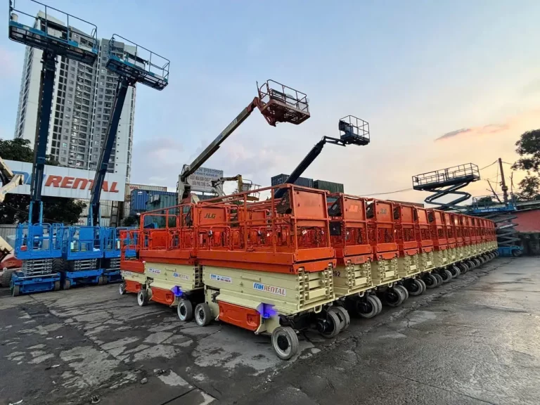 Dãy xe nâng người cắt kéo JLG mang nhận diện MH Rental tại bãi xe