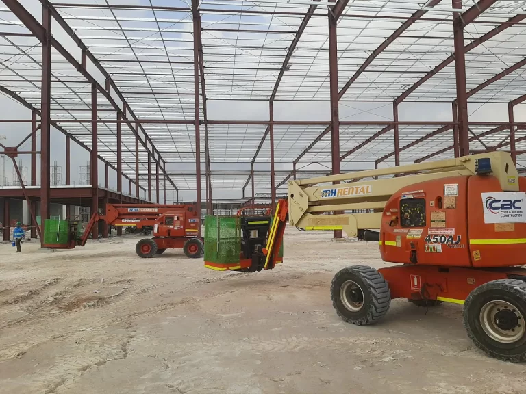 Nhiều xe boom mang nhận diện MH Rental trong nhà xưởng dự án Haohua Bình Phước