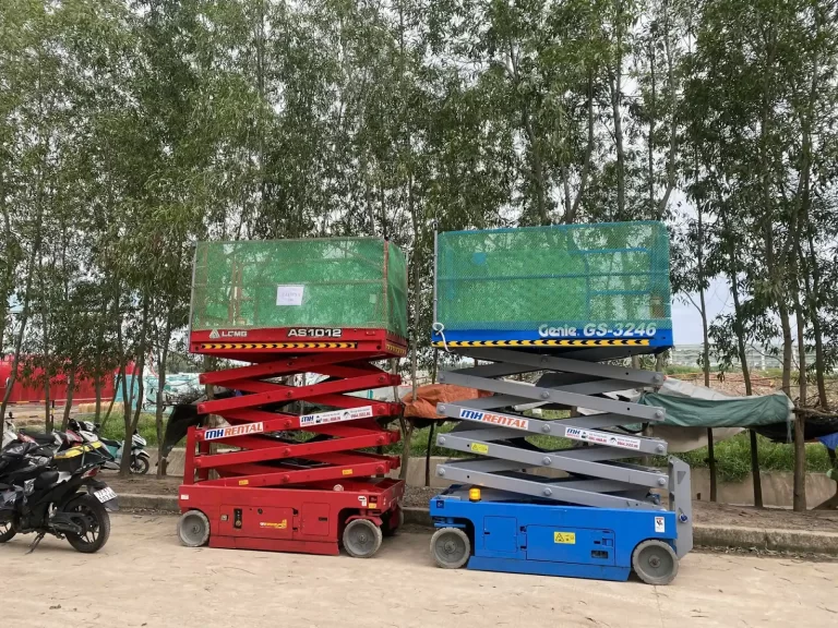 Hai xe cắt kéo LGMG và Genie mang nhận diện MH Rental trong bộ ảnh dự án Coca-Cola Long An