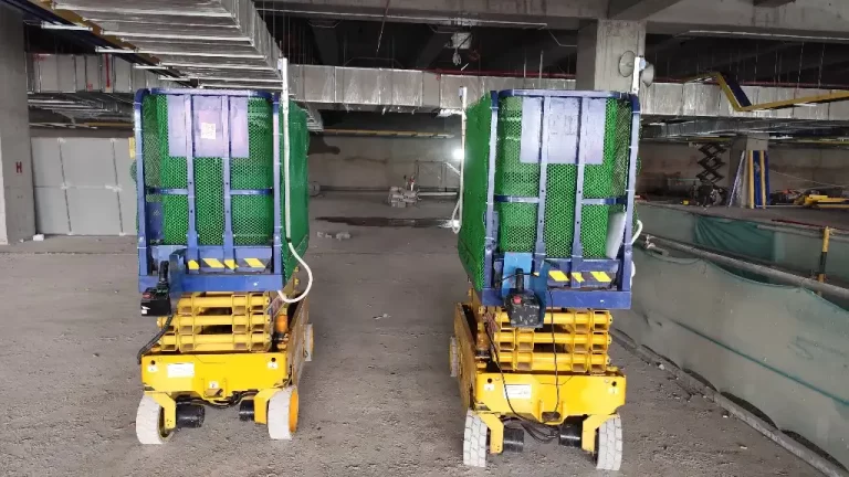 Hai xe cắt kéo ở phía trước và thiết bị phía sau tại công trình nhà ga T3