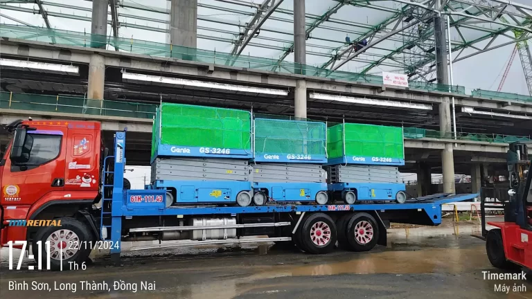 Ba xe cắt kéo Genie trên xe vận chuyển tại công trình sân bay Long Thành