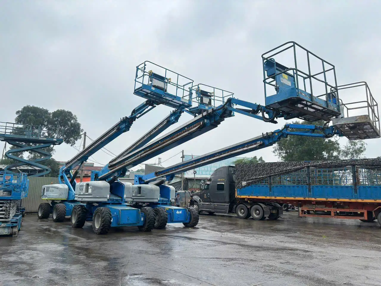 Các xe boom lift Genie tập kết tại kho MH Rental
