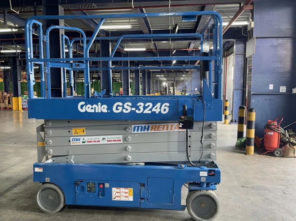 Xe nâng người cắt kéo Genie GS-3246 trong nhà xưởng tại đợt bàn giao cho Sơn Phát Thành ở Bắc Ninh