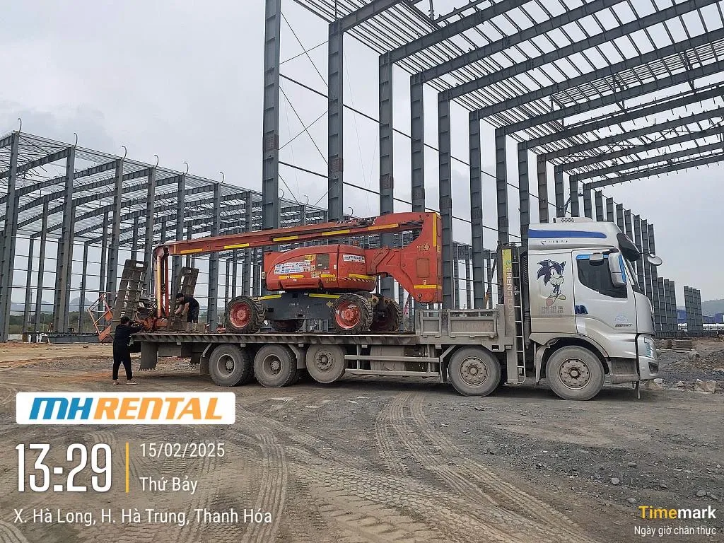 Xe JLG 800AJ trên xe vận chuyển tại công trình Hà Long, Hà Trung, Thanh Hóa