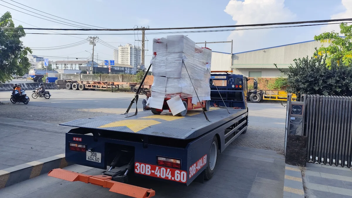 Thiết bị được bọc và đặt trên xe vận chuyển trong hồ sơ Fastech Asia