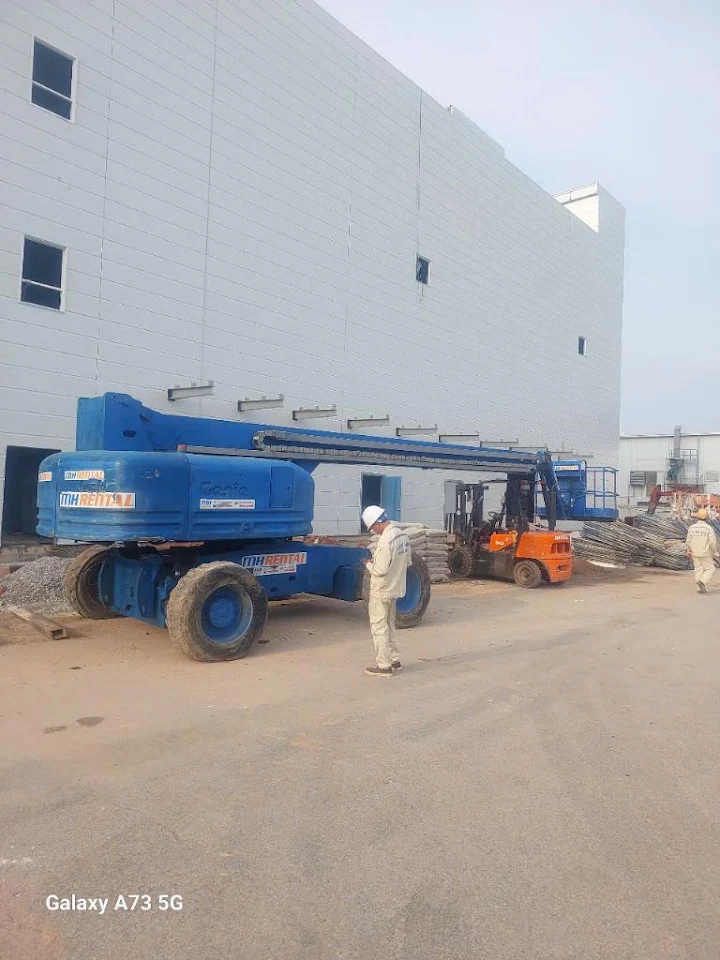 Xe boom lift S85 mang nhận diện MH Rental cạnh nhà xưởng trong hồ sơ giao cho Viễn Hải