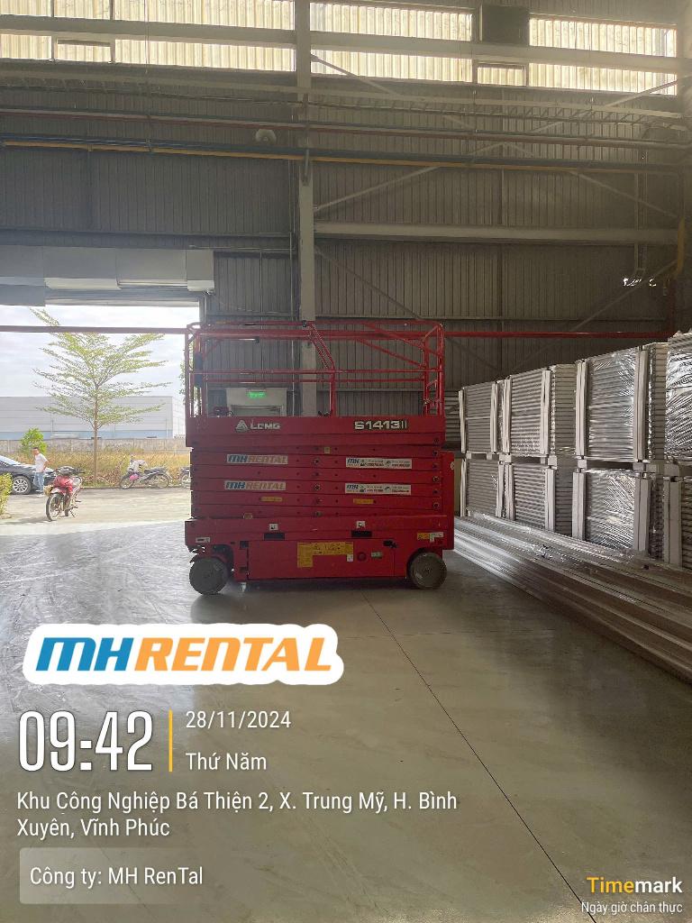 Xe cắt kéo màu đỏ gần cửa xưởng tại KCN Bá Thiện II