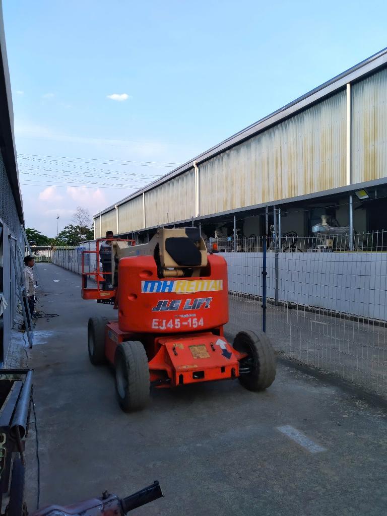 Xe boom màu cam trên lối đi giữa các nhà xưởng tại Vĩnh Phúc
