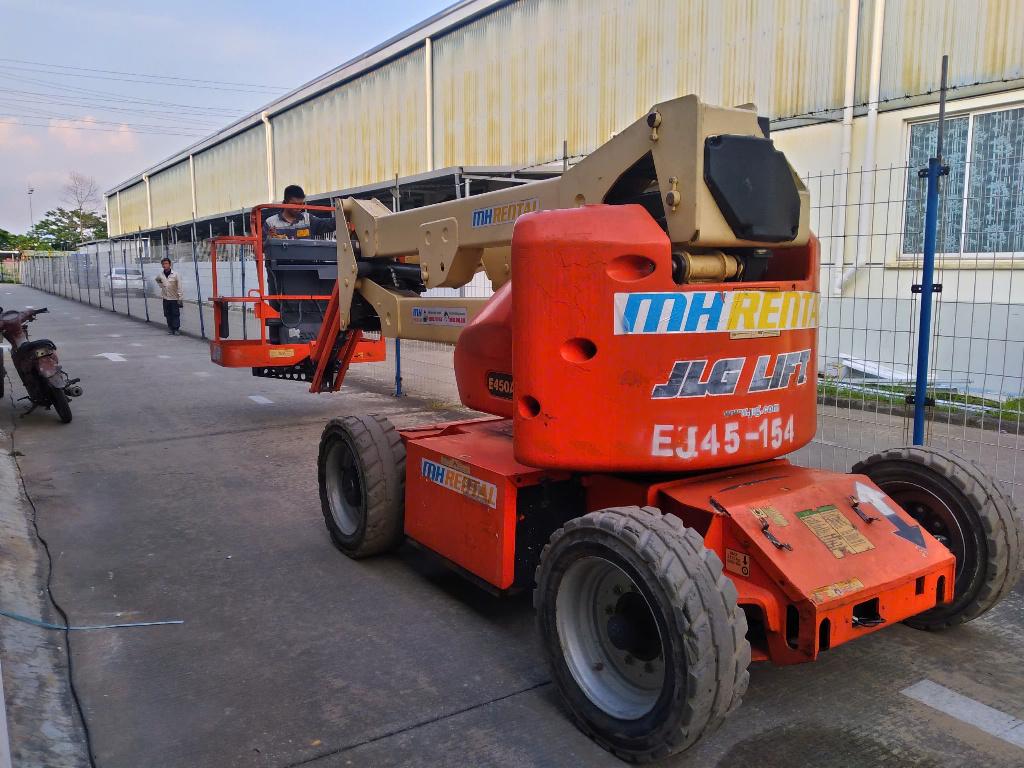 Xe boom khớp gập màu cam cạnh nhà xưởng tại Vĩnh Phúc