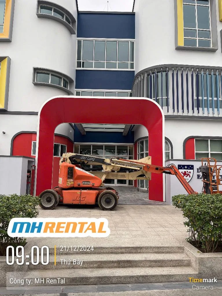 Xe E450AJ bàn giao cho Xây dựng T&L trước lối vào tòa nhà ngày 21/12/2024