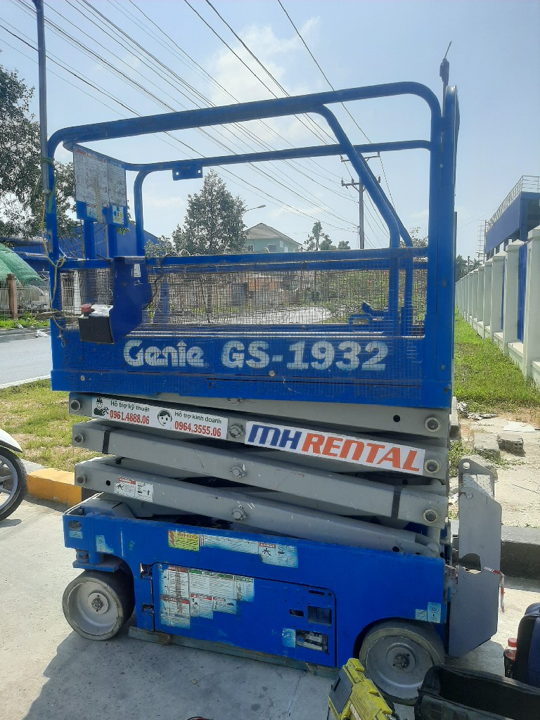 Xe cắt kéo ở trạng thái hạ sàn.