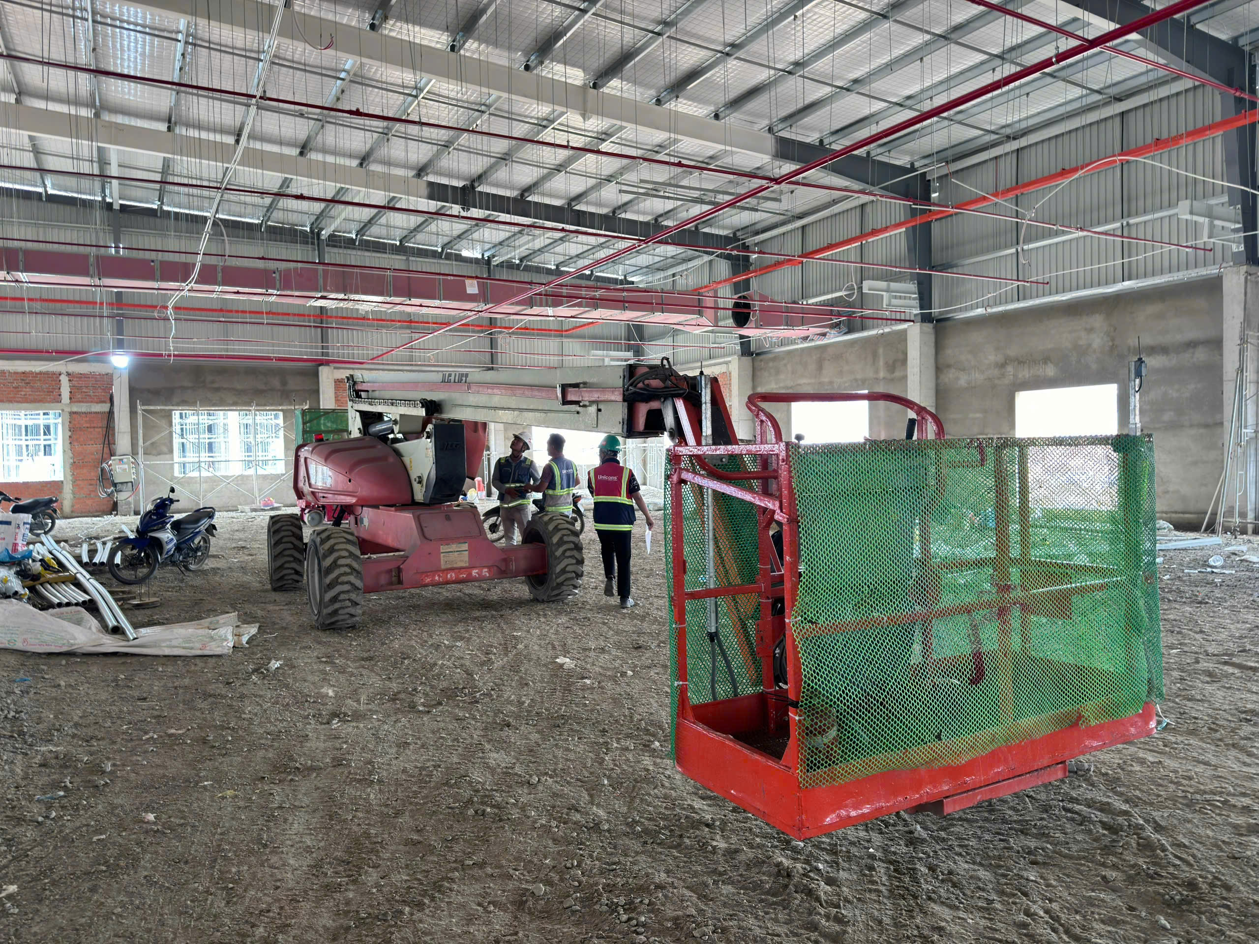 Giỏ xe boom và đường di chuyển trong nhà máy Hantex, Tây Ninh