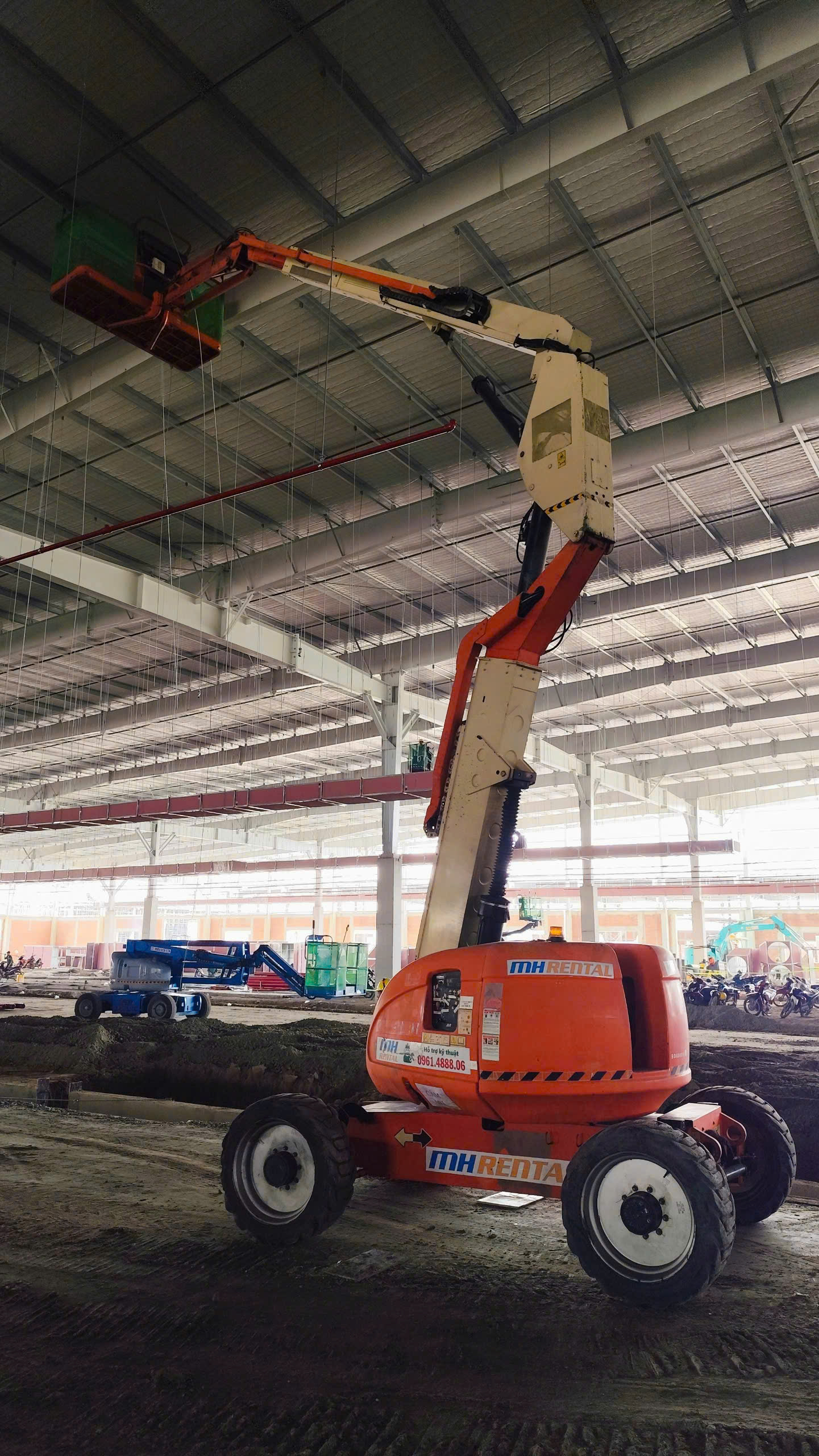 Xe boom khớp gập tiếp cận hệ mái nhà máy Hantex, Tây Ninh