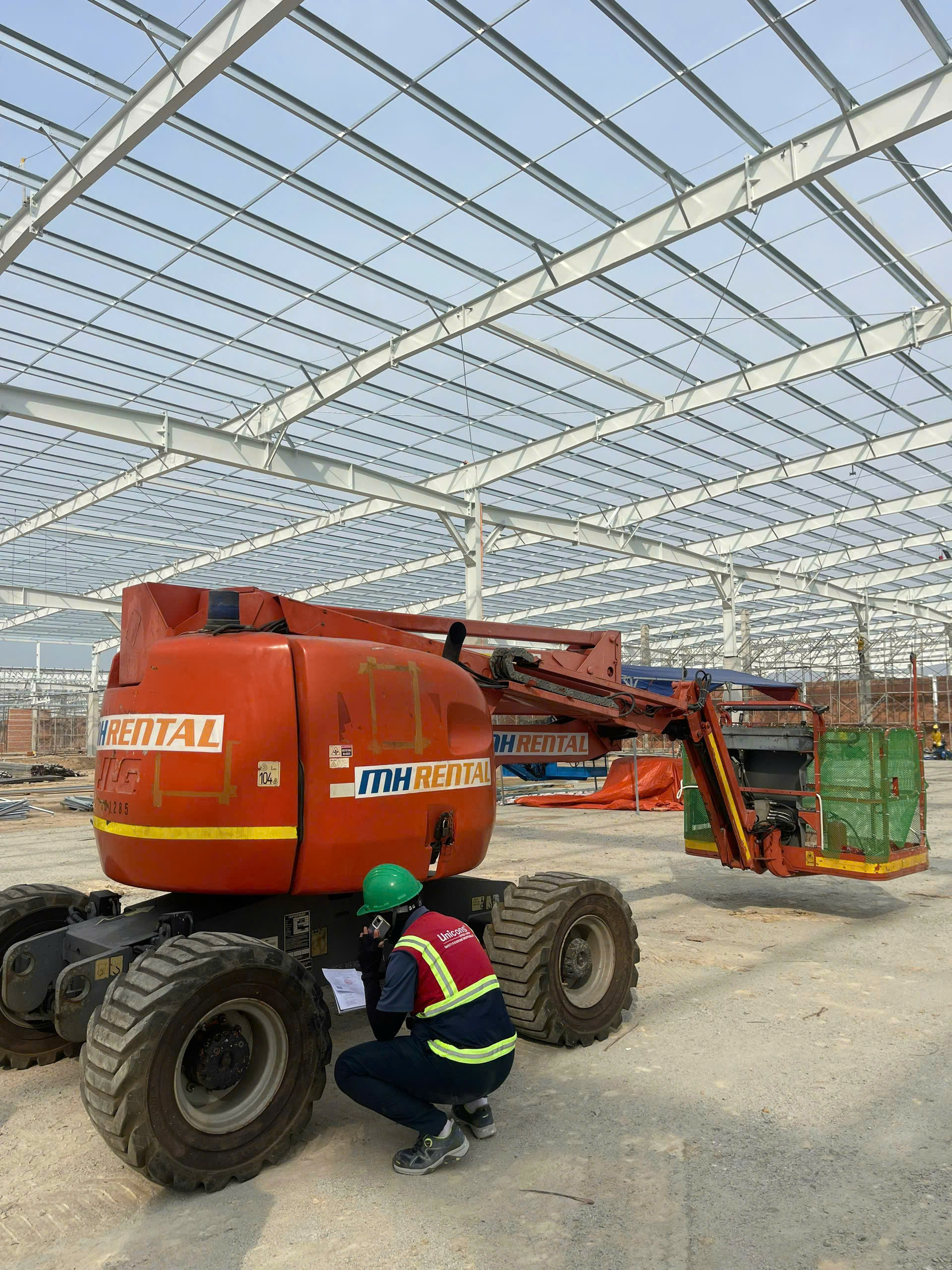 Xe boom MH Rental dưới khung thép nhà máy Hantex, Tây Ninh