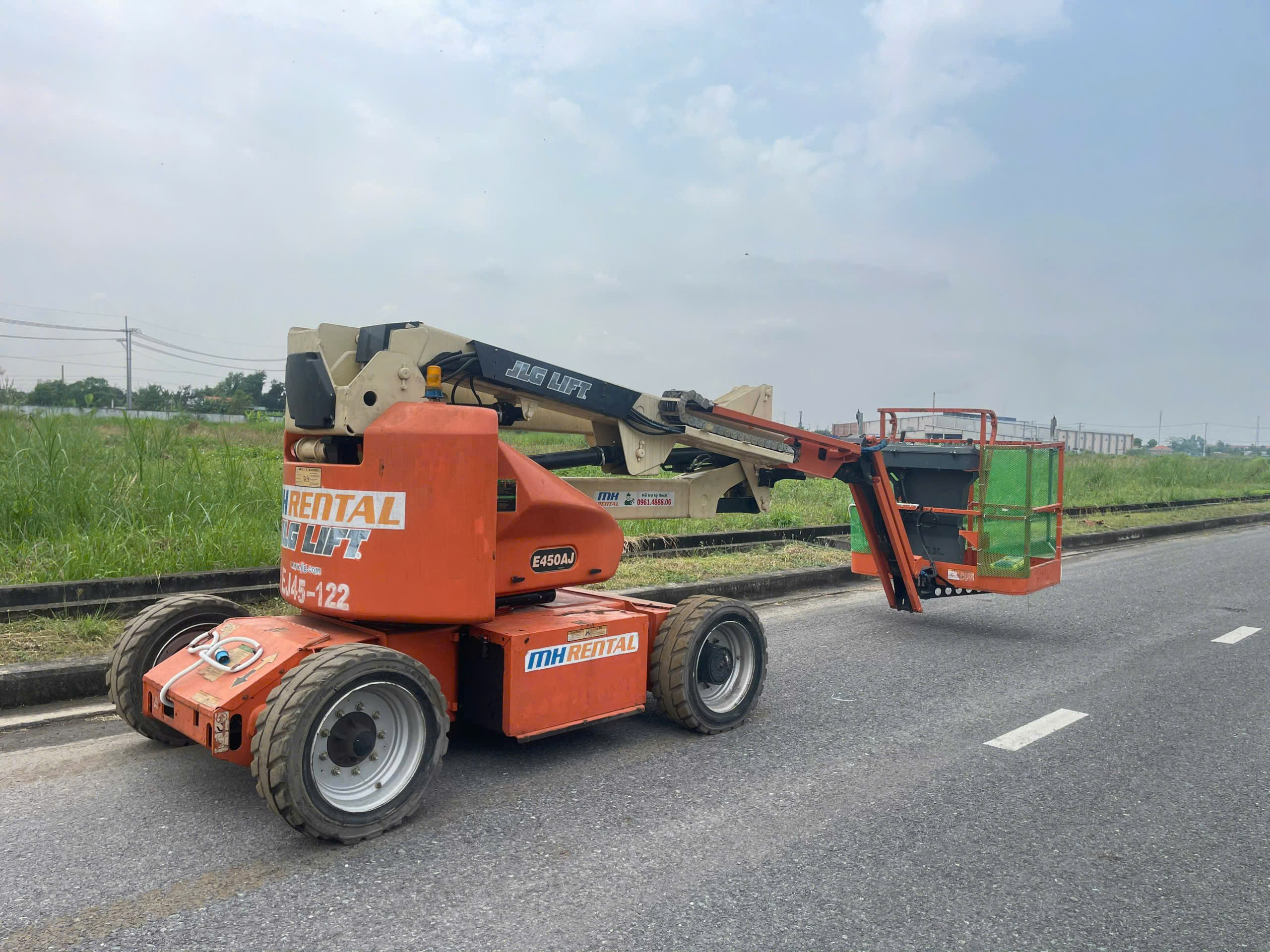 Xe boom JLG ở trạng thái hạ cần.