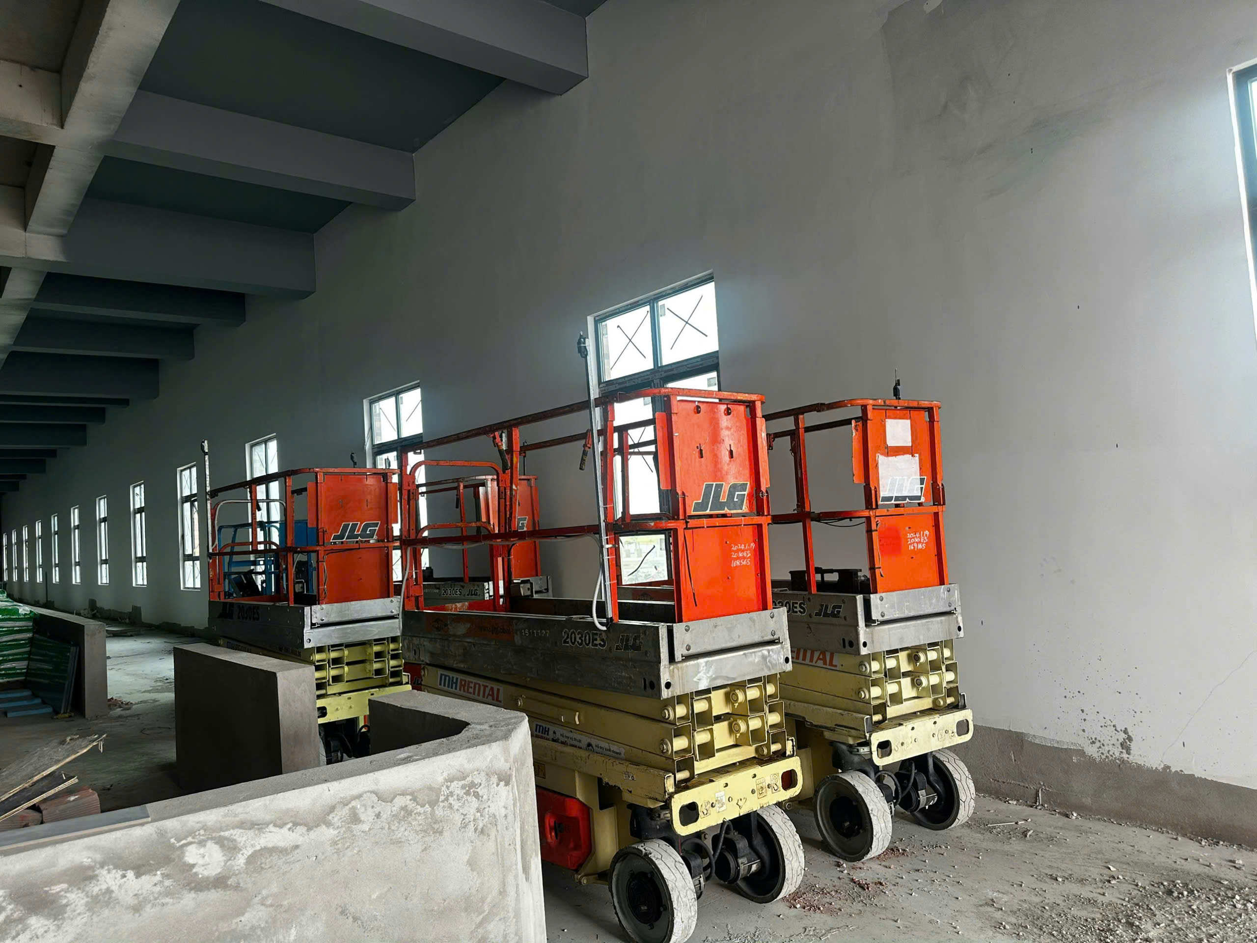 Xe cắt kéo trong nhà tại KCN Châu Đức