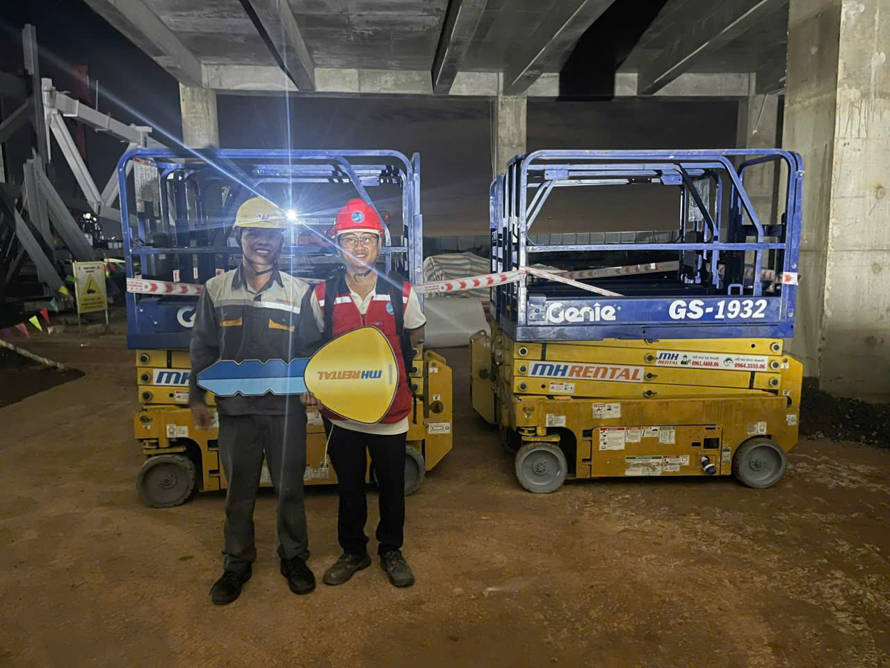 Xe cắt kéo Genie tại công trình.