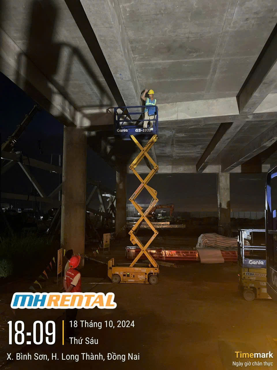 Xe cắt kéo làm việc trong nhà tại Long Thành, Đồng Nai