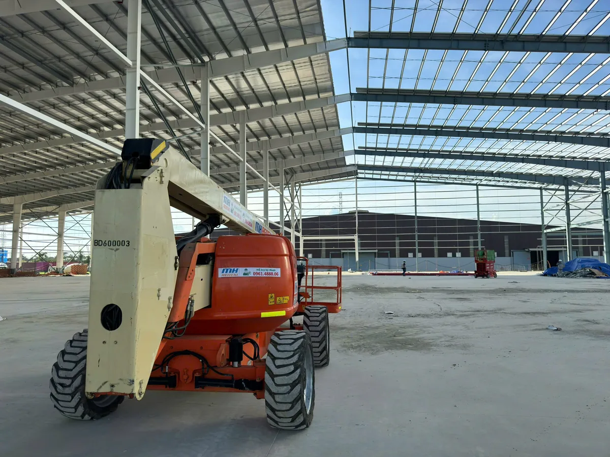 Xe boom lift MH Rental trong khu vực khung thép của công trình ICD Phú Mỹ