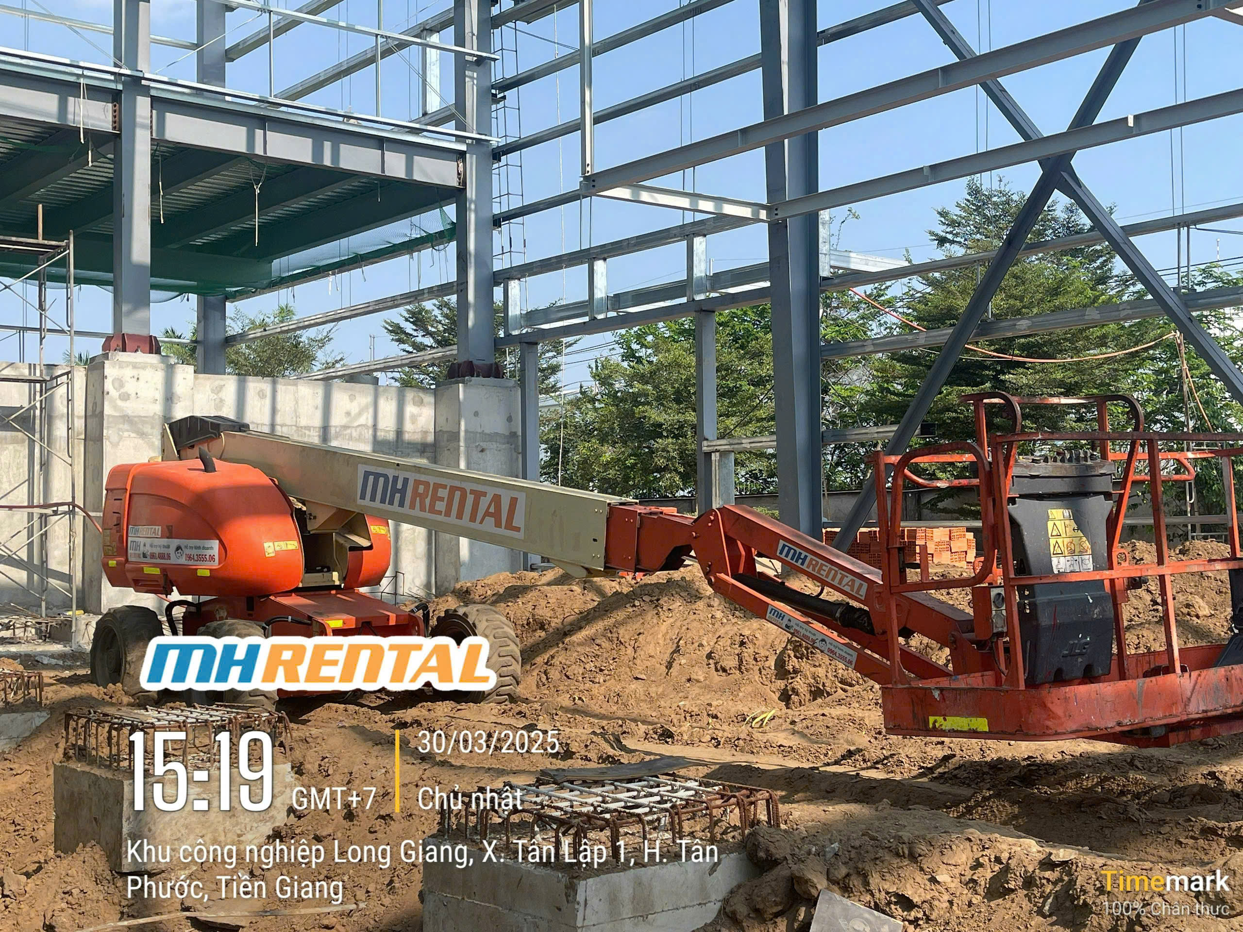 Xe boom lift MH Rental hạ cần cạnh khung thép tại KCN Long Giang