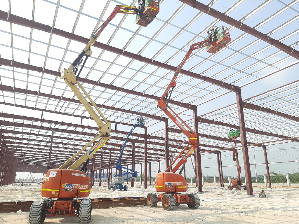 Xe boom nâng người dưới khung thép.