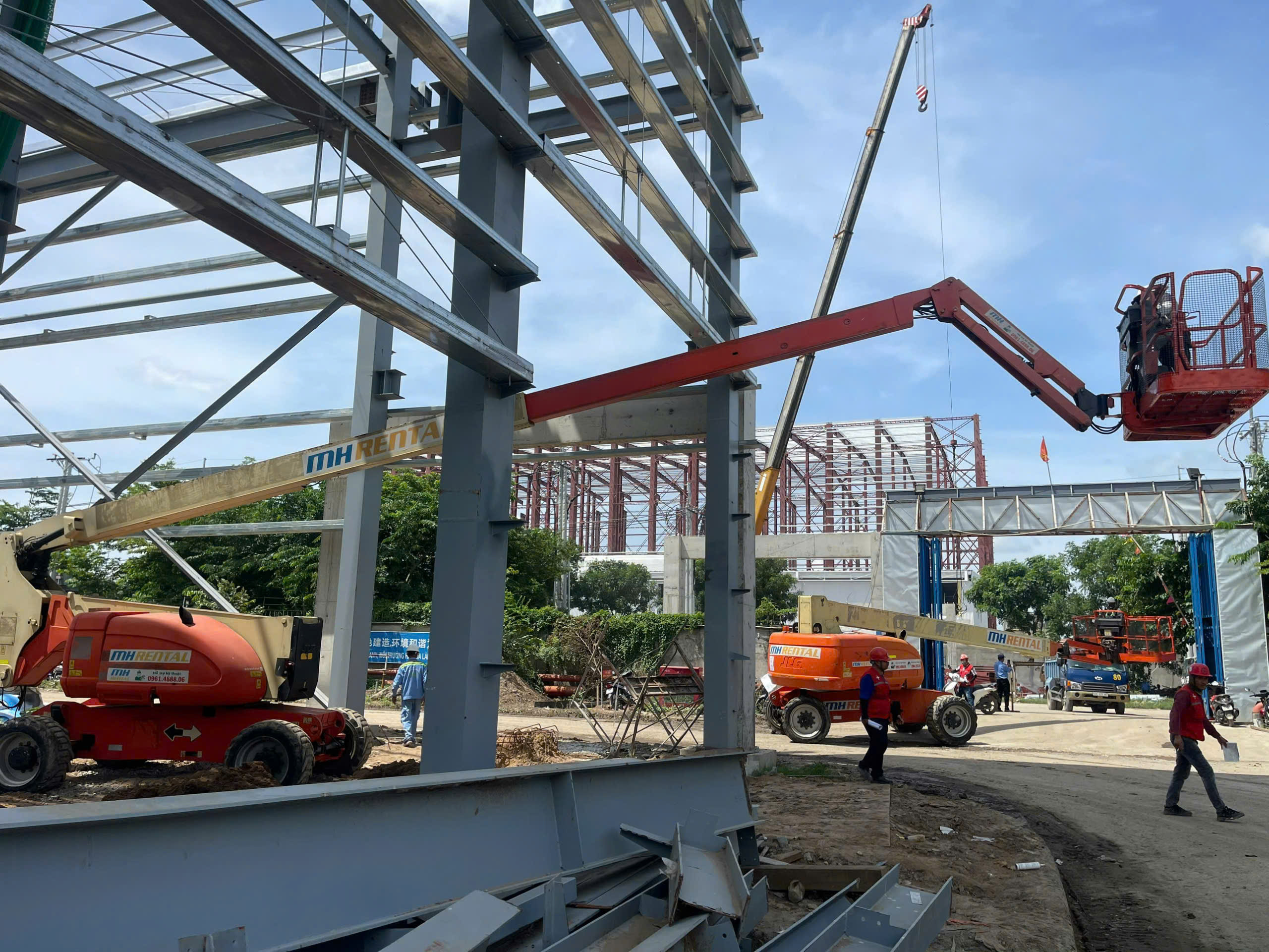 Xe boom tiếp cận kết cấu nhà xưởng.