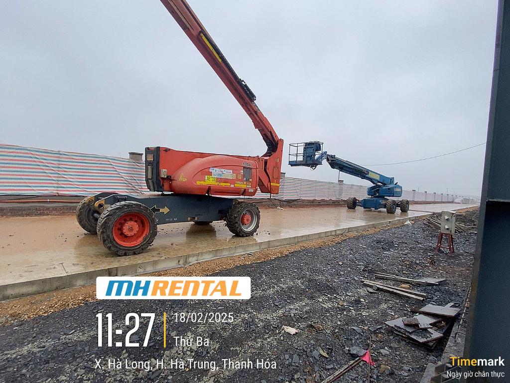 Xe nâng người tại công trường Hà Long, Thanh Hóa