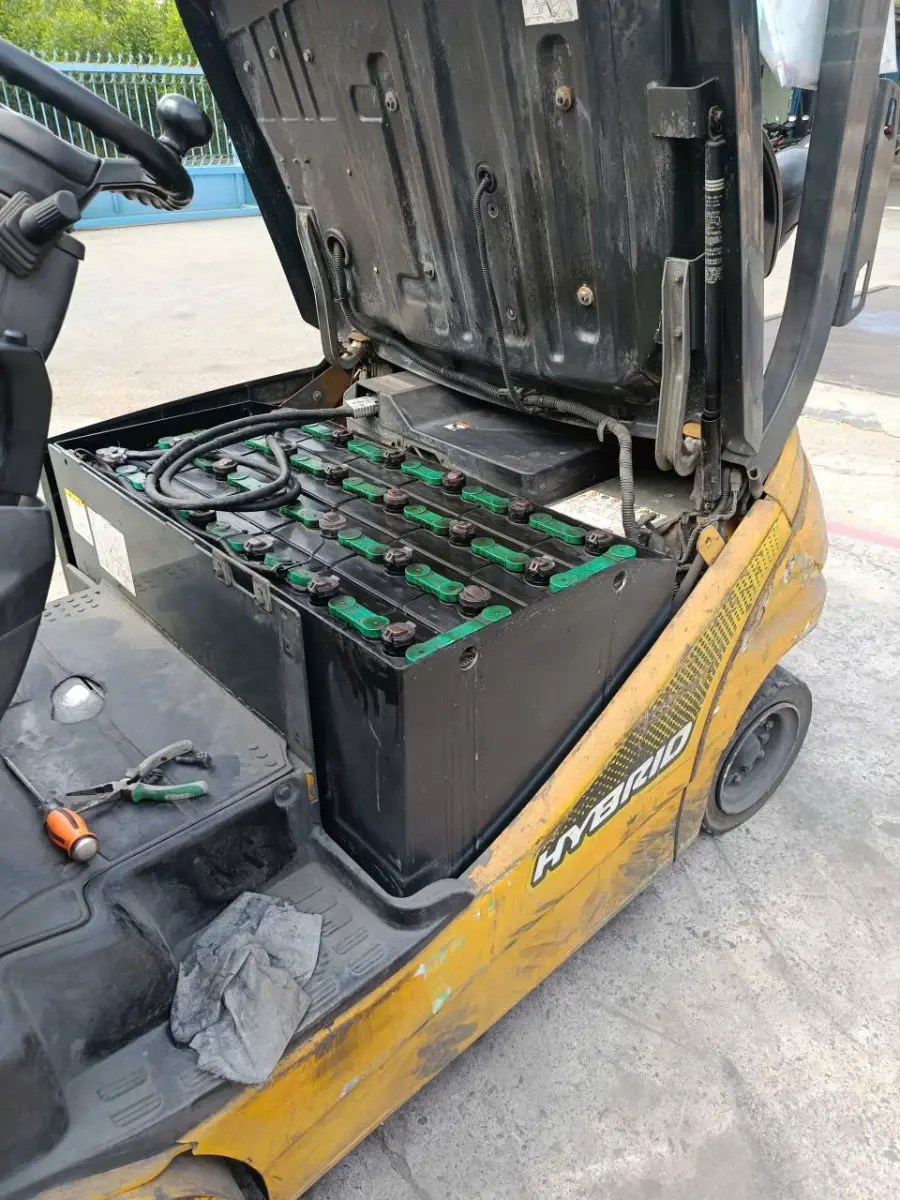 Ắc quy chì axit trong khoang xe nâng ngồi lái