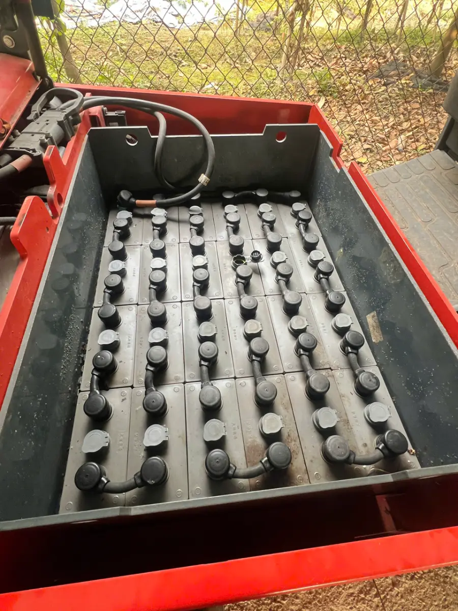 Ắc quy chì cũ trong khoang xe nâng trước khi thay pin lithium