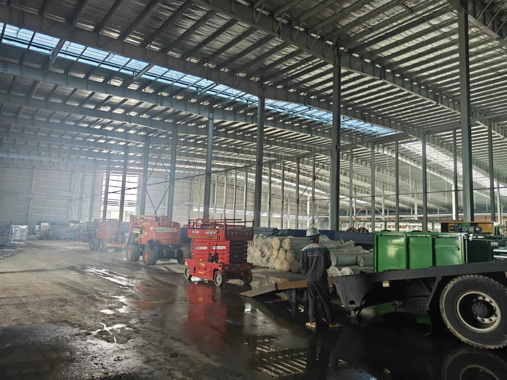 Xe cắt kéo AS1212 và các xe boom lift MH Rental trong nhà xưởng Baosteel