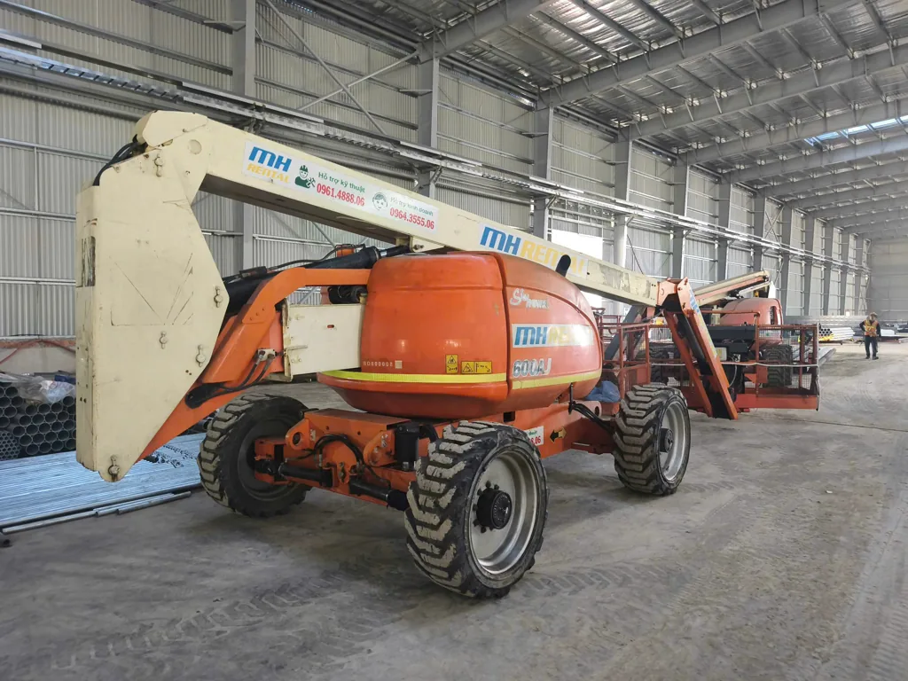 Xe nâng người 600AJ mang nhận diện MH Rental tại dự án Baosteel
