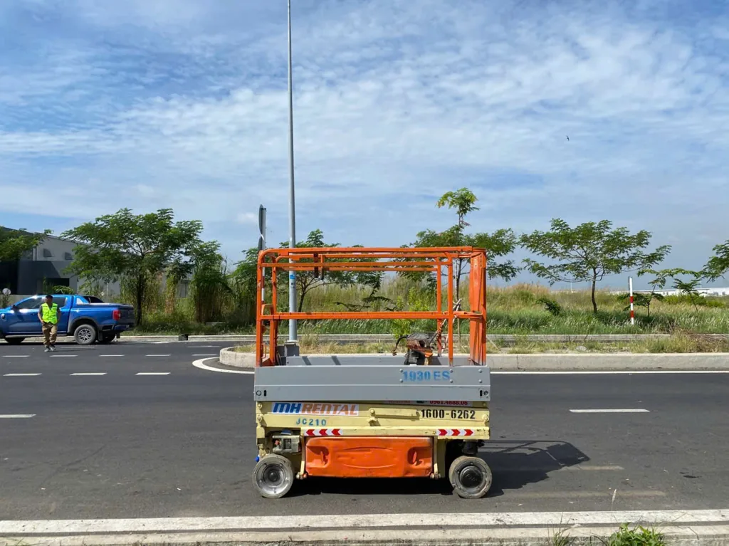 Xe cắt kéo 1930ES mang tem MH Rental trong hồ sơ dự án BOE Phú Mỹ