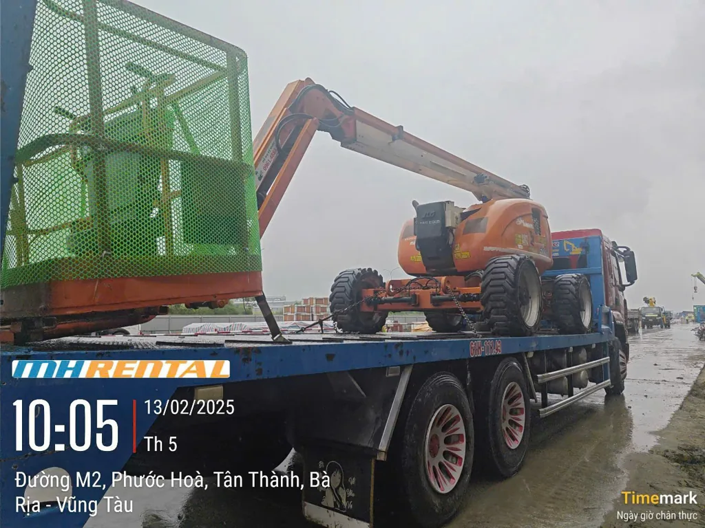 Xe boom lift MH Rental trên xe vận chuyển trong bộ ảnh dự án BOE