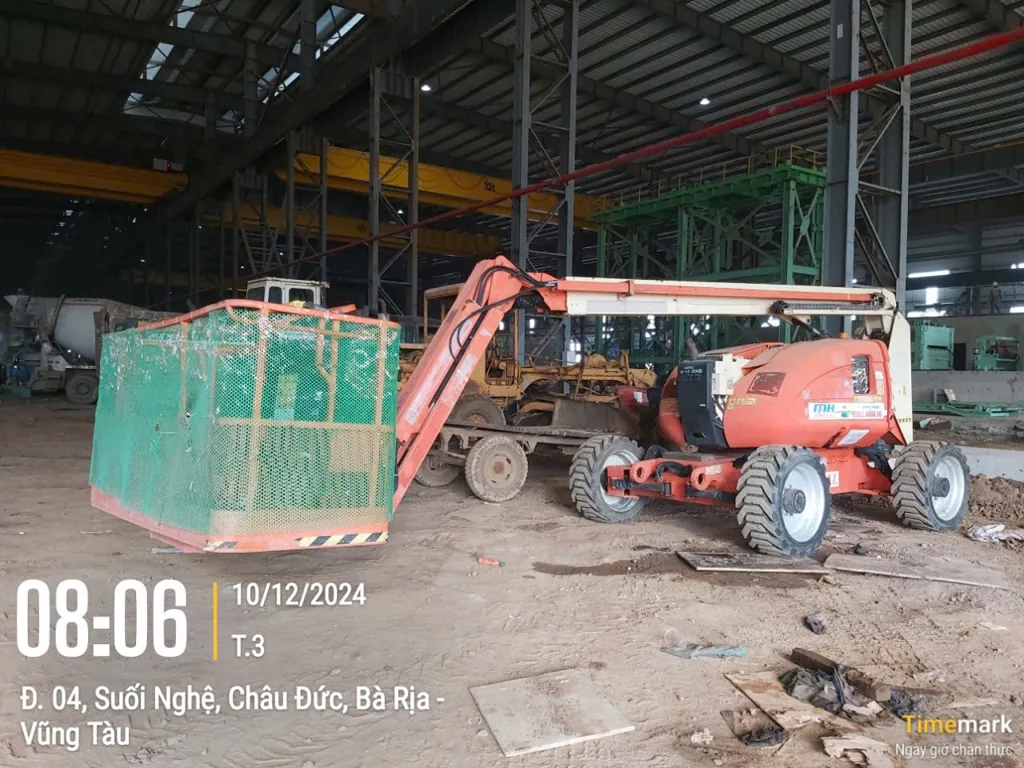 Xe boom lift màu cam mang tem MH Rental trong nhà xưởng thuộc hồ sơ Broad-Ocean Motor