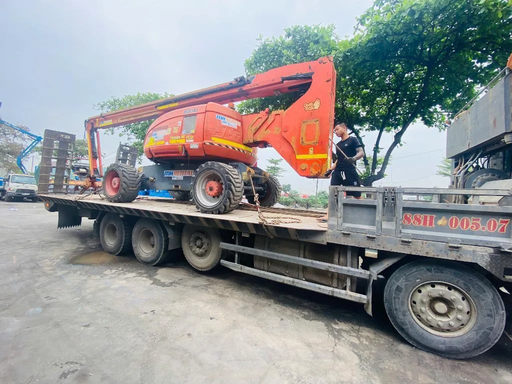Xe JLG 800AJ trên xe vận chuyển trong đợt giao Đá Thảo Nguyên ngày 10/05/2025