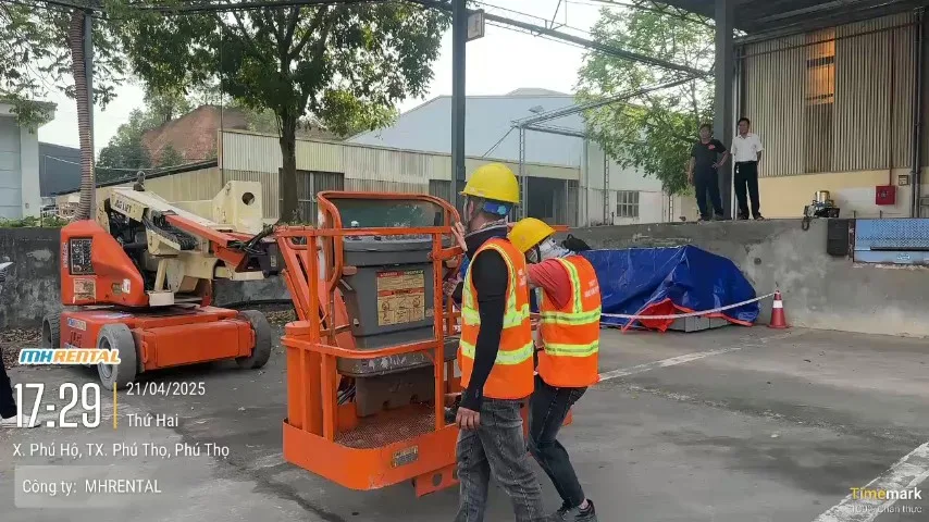 Xe nâng người cần khớp trong đợt bàn giao cho thuê Đại Thành Phát tại Phú Thọ ngày 21/04/2025
