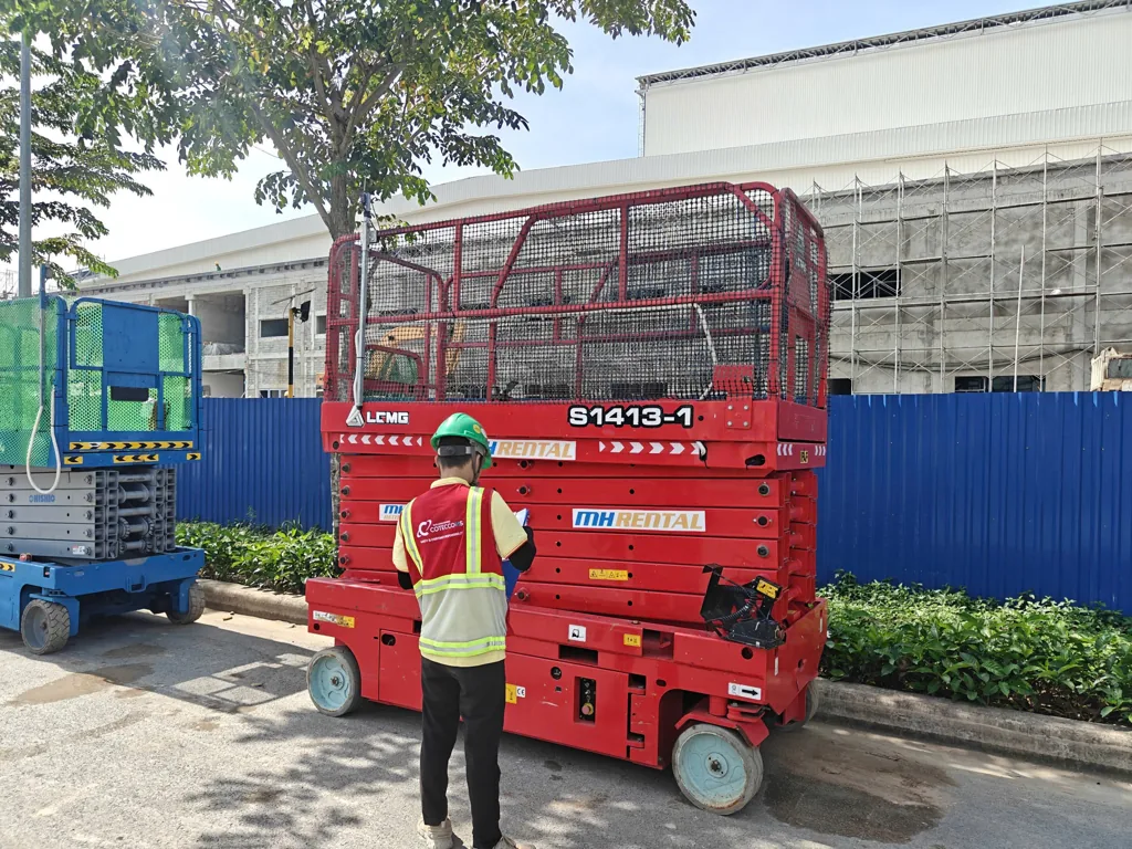 Xe nâng người LGMG S1413-1 mang nhận diện MH Rental tại công trình Greencans