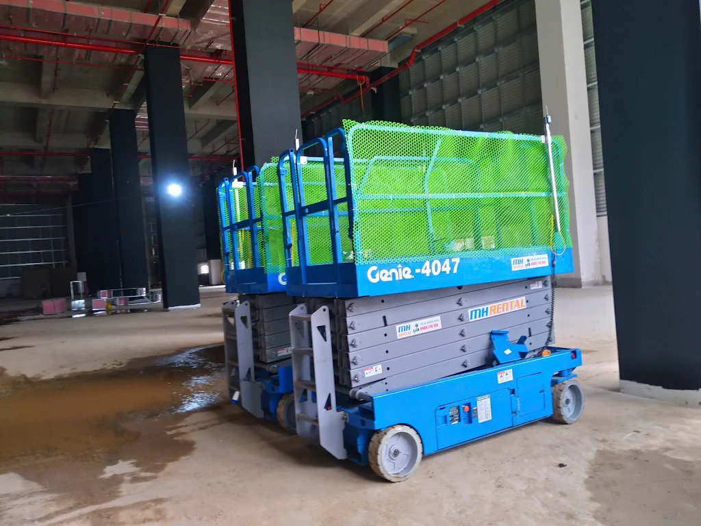 Xe Genie GS4047 mang nhận diện MH Rental bên trong công trình LOGOS Yên Phong II-A