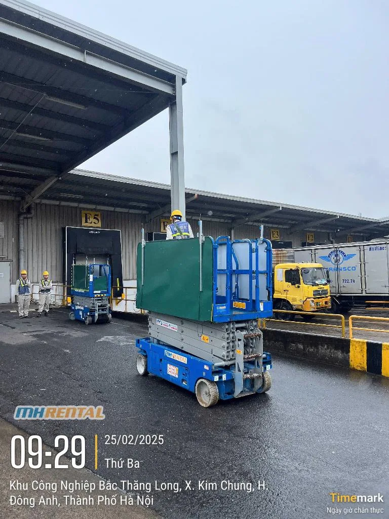 Hai xe nâng người cắt kéo trong đợt bàn giao cho MEDA tại Canon Thăng Long ngày 25/02/2025