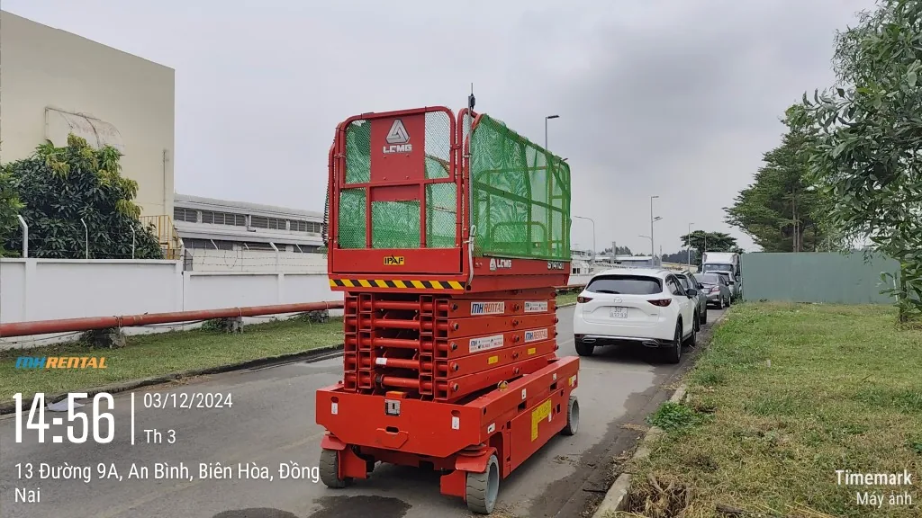Xe nâng người cắt kéo LGMG trong hồ sơ Nestlé Biên Hòa của MH Rental
