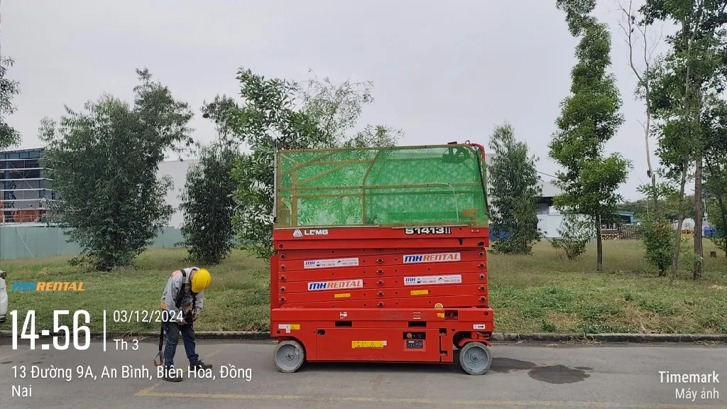 Góc ngang xe LGMG S1413II mang nhận diện MH Rental tại Biên Hòa Đồng Nai
