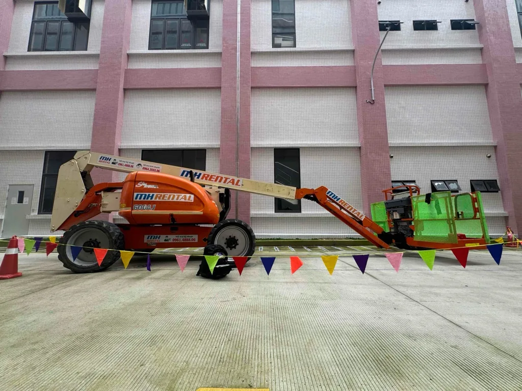 Xe nâng người 600AJ mang nhận diện MH Rental tại nhà máy Paihong