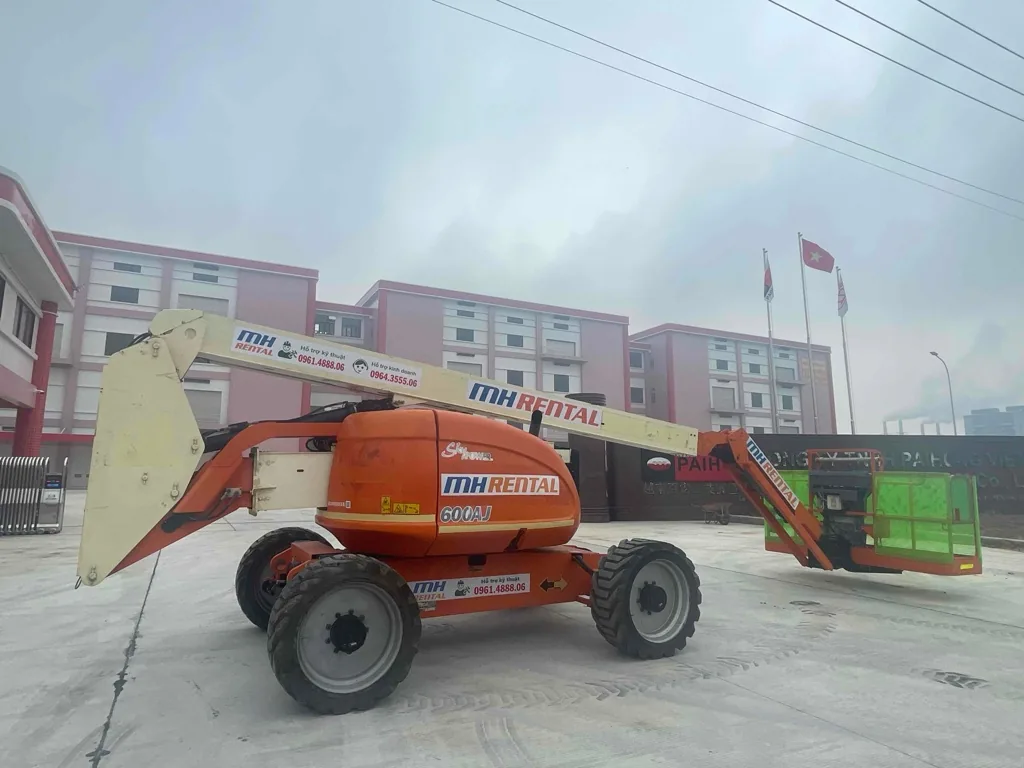 Xe 600AJ của MH Rental trước khu vực có biển tên Paihong