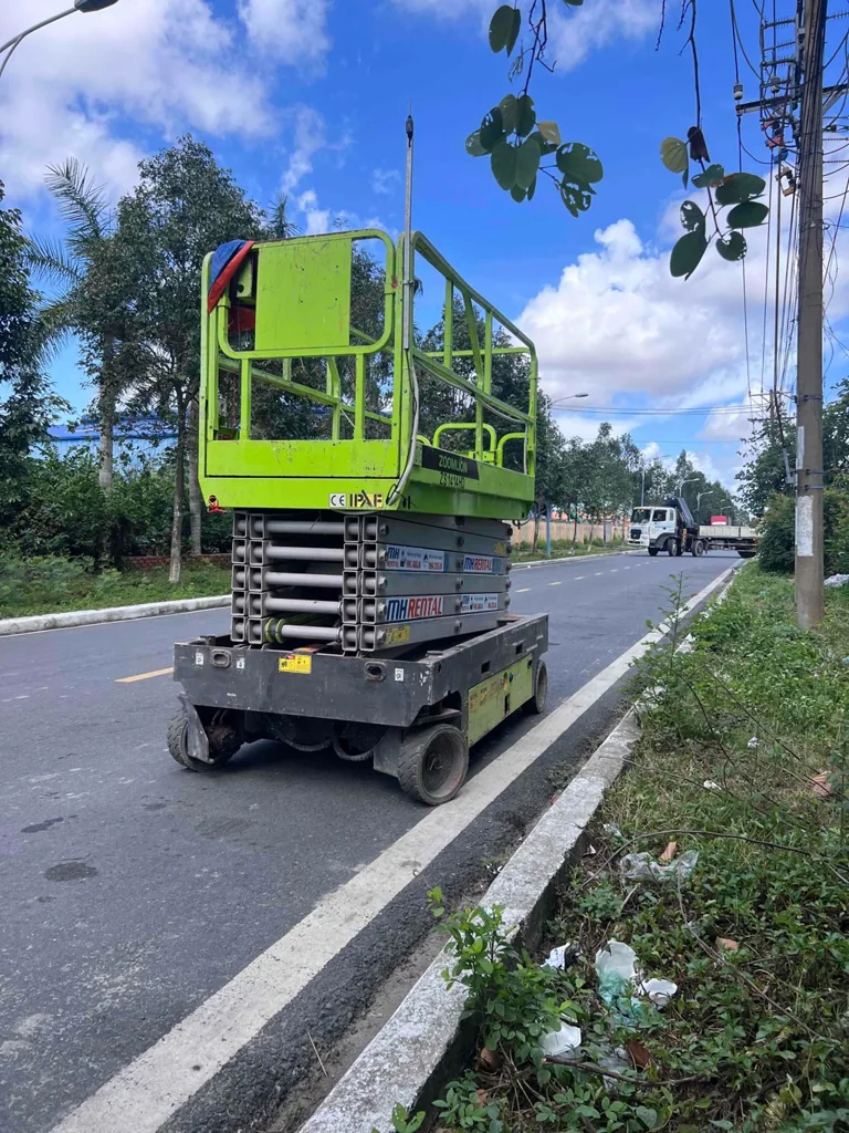 Xe nâng người cắt kéo Zoomlion trong bộ ảnh bàn giao cho thuê tại PepsiCo Cần Thơ