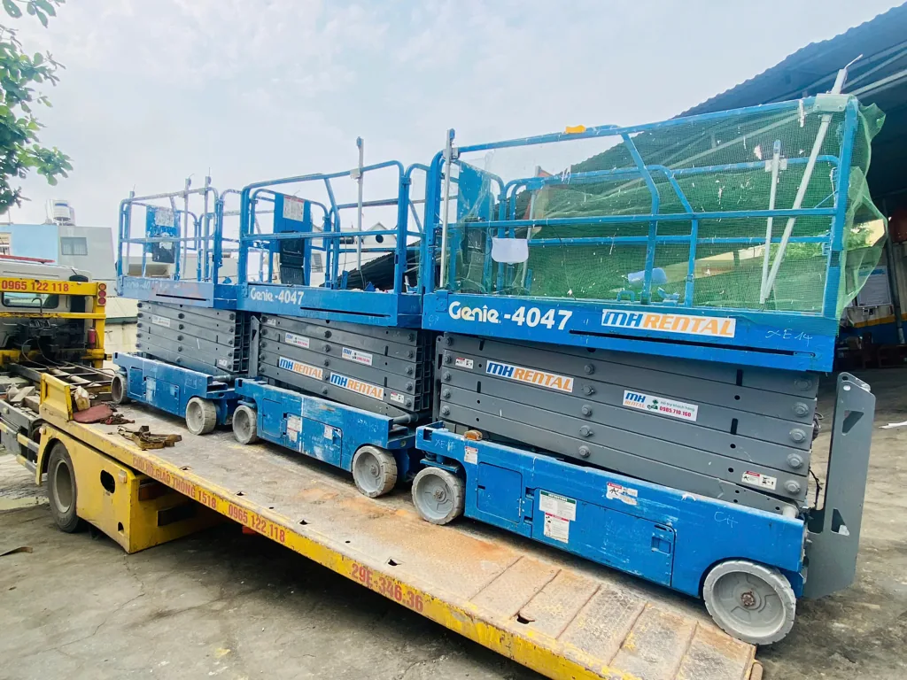 Xe cắt kéo Genie GS4047 trên xe vận chuyển trong hồ sơ SENDERCOR DreamCity Hưng Yên