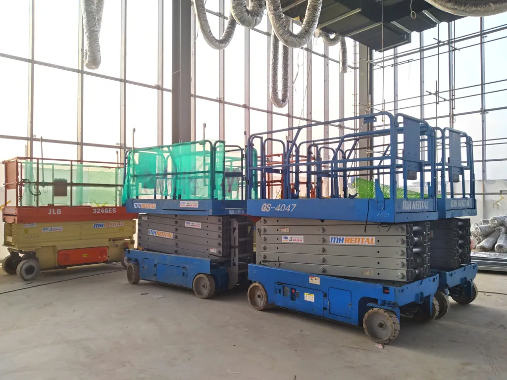 Xe Genie GS4047 và JLG 3246ES của MH Rental trong công trình CT-04 DreamCity